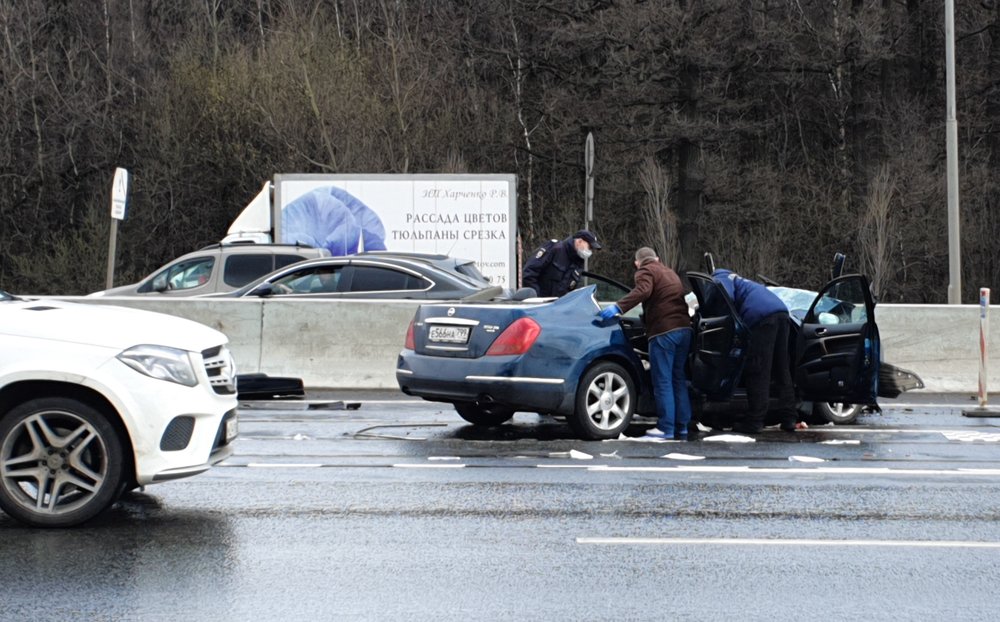 Последствия ДТП с участием двух автомобилей на внешней стороне МКАД в районе улицы Павла Фитина на юго-западе столицы