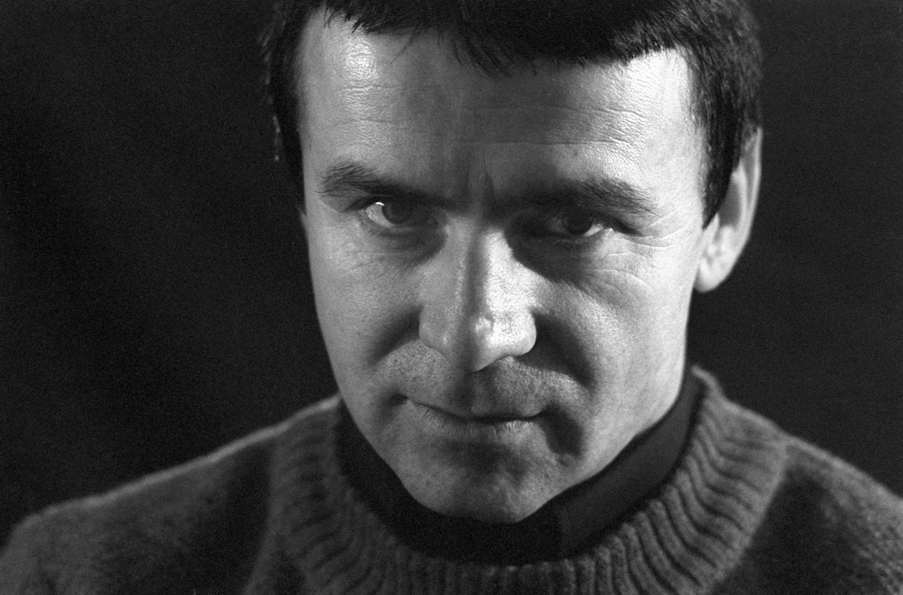 Анатолий Михайлович знает, что появляться надо по весне. Ярко и загадочно