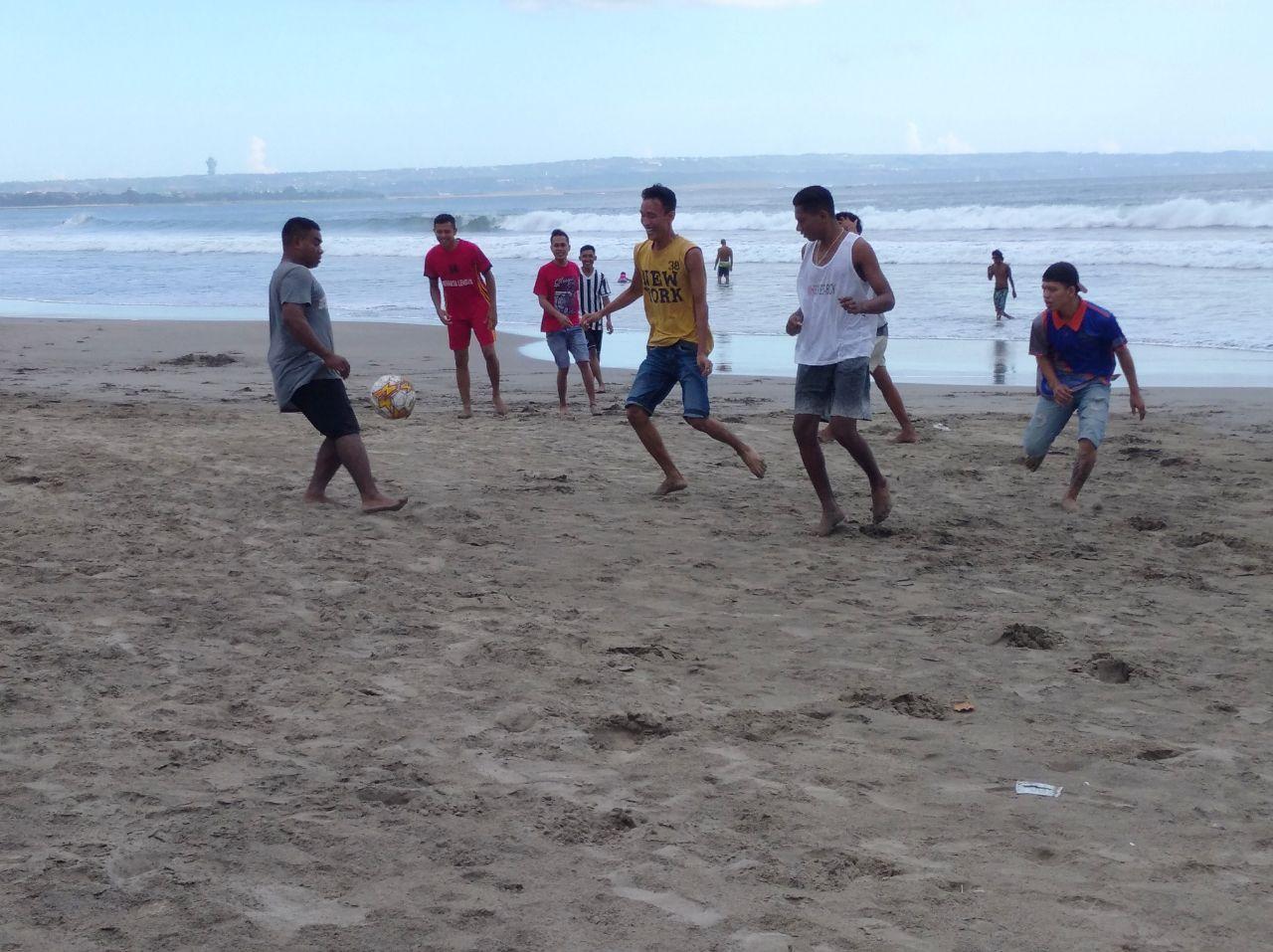 Балийцы продолжают играть в футбол на пляже