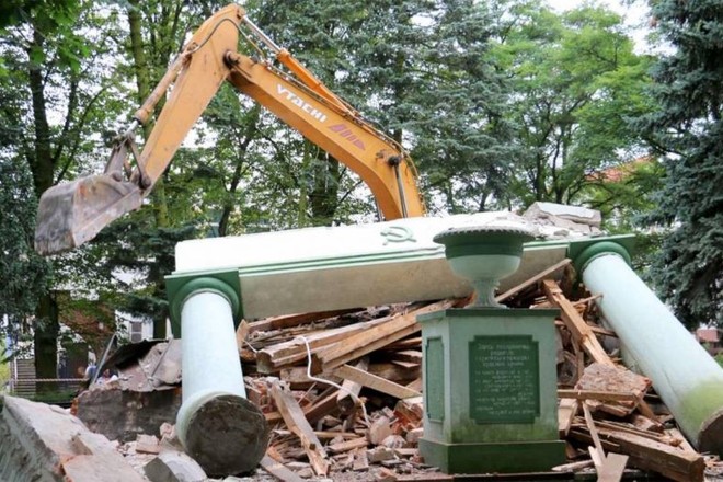 Депутат попросил возбудить дело об осквернении могилы советских солдат в Польше