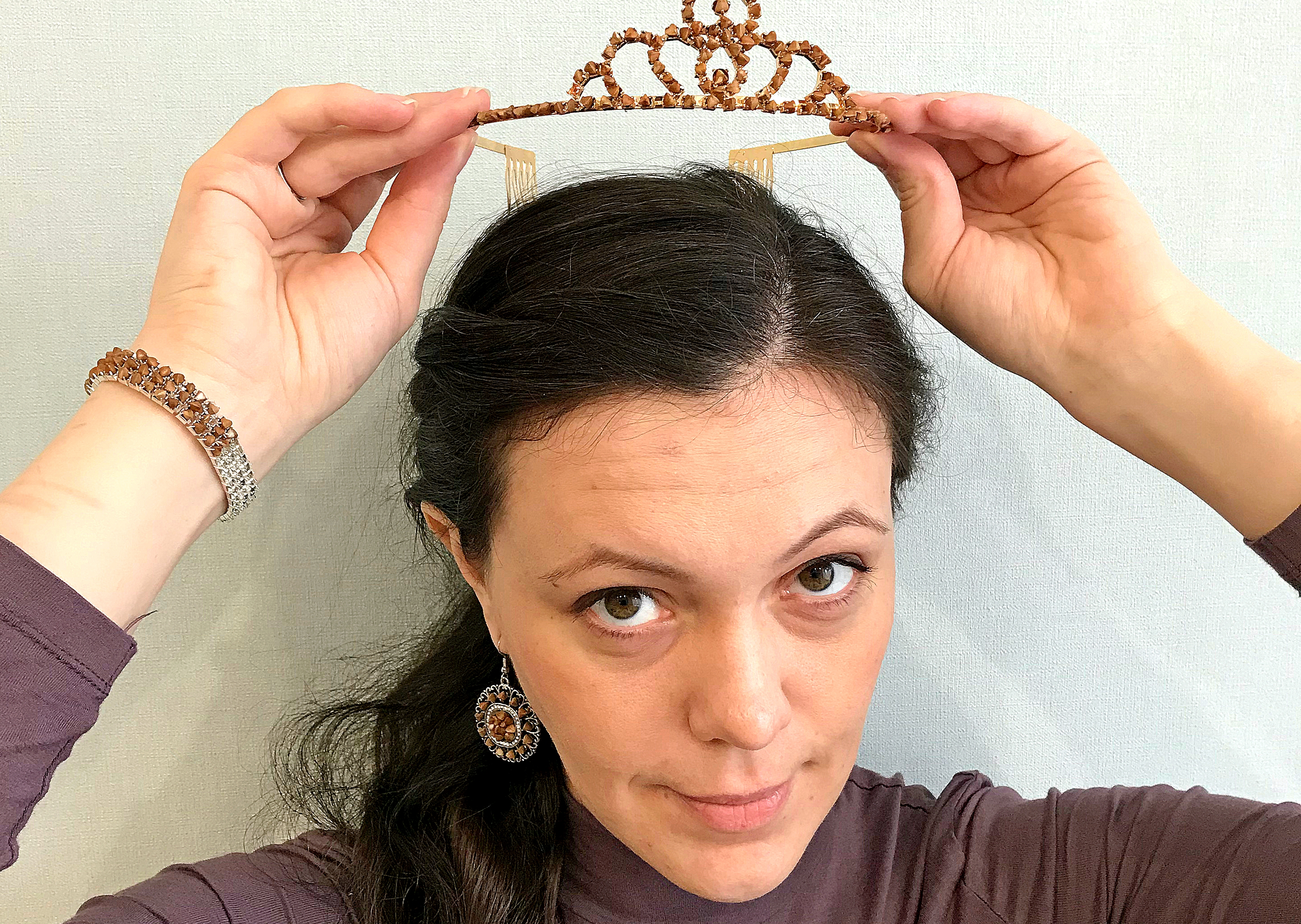 Мария Воскресенская инкрустировала гречкой диадему, сережки, браслет и кольцо