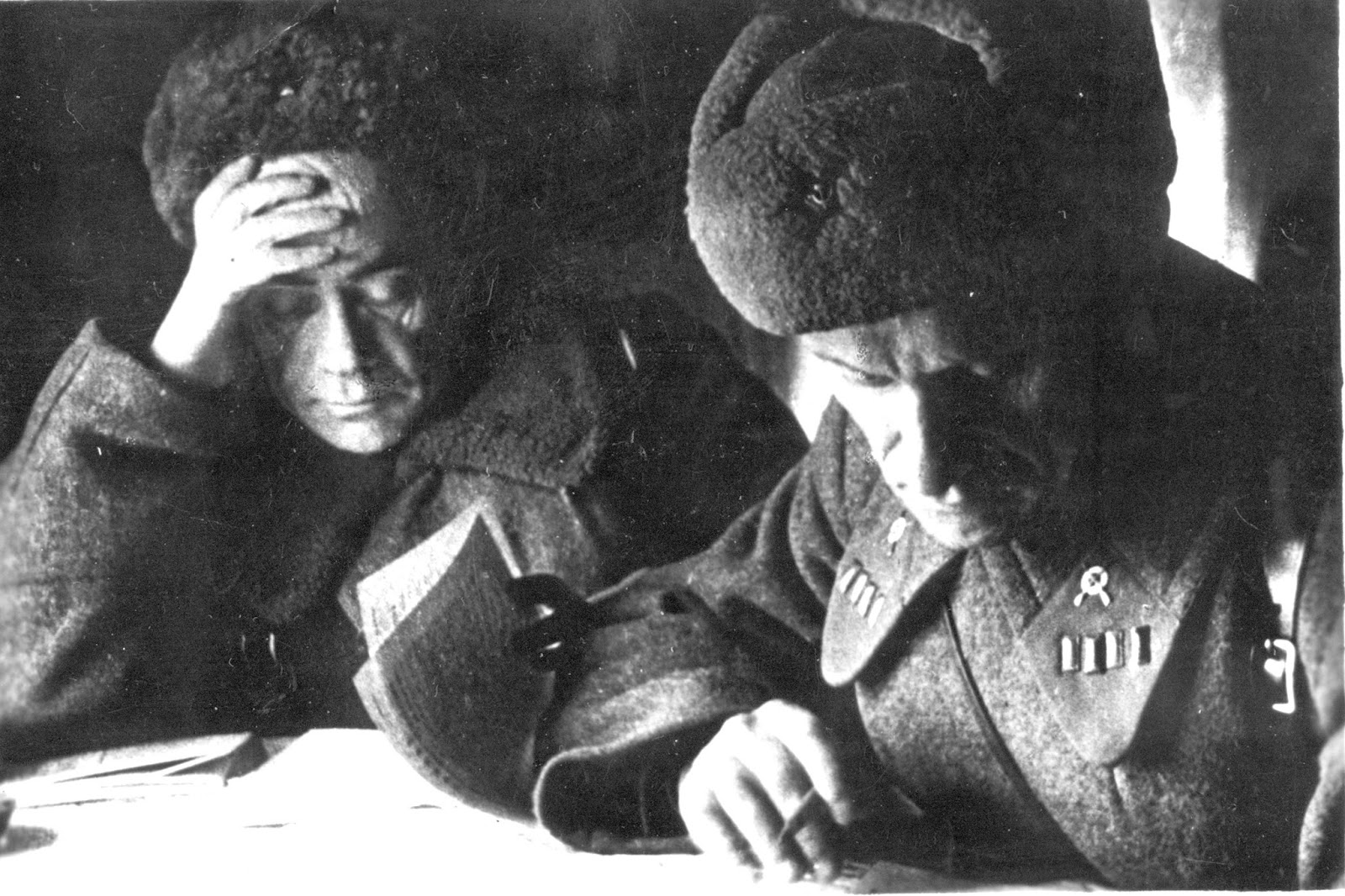 Осень 1941 года. Начальник штаба 173-й стрелковой дивизии (бывшая 21-я дивизия Народного ополчения Москвы) Георгий Первенцев (слева) и комиссар Машкевич у карты 