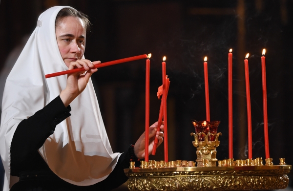 Не более тысячи человек пришли на пасхальные службы в Москве