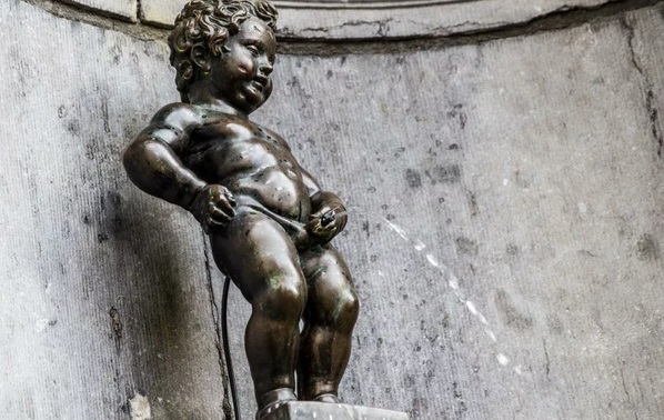 Скульптуру «Писающего мальчика» традиционно наряжают в разные костюмы