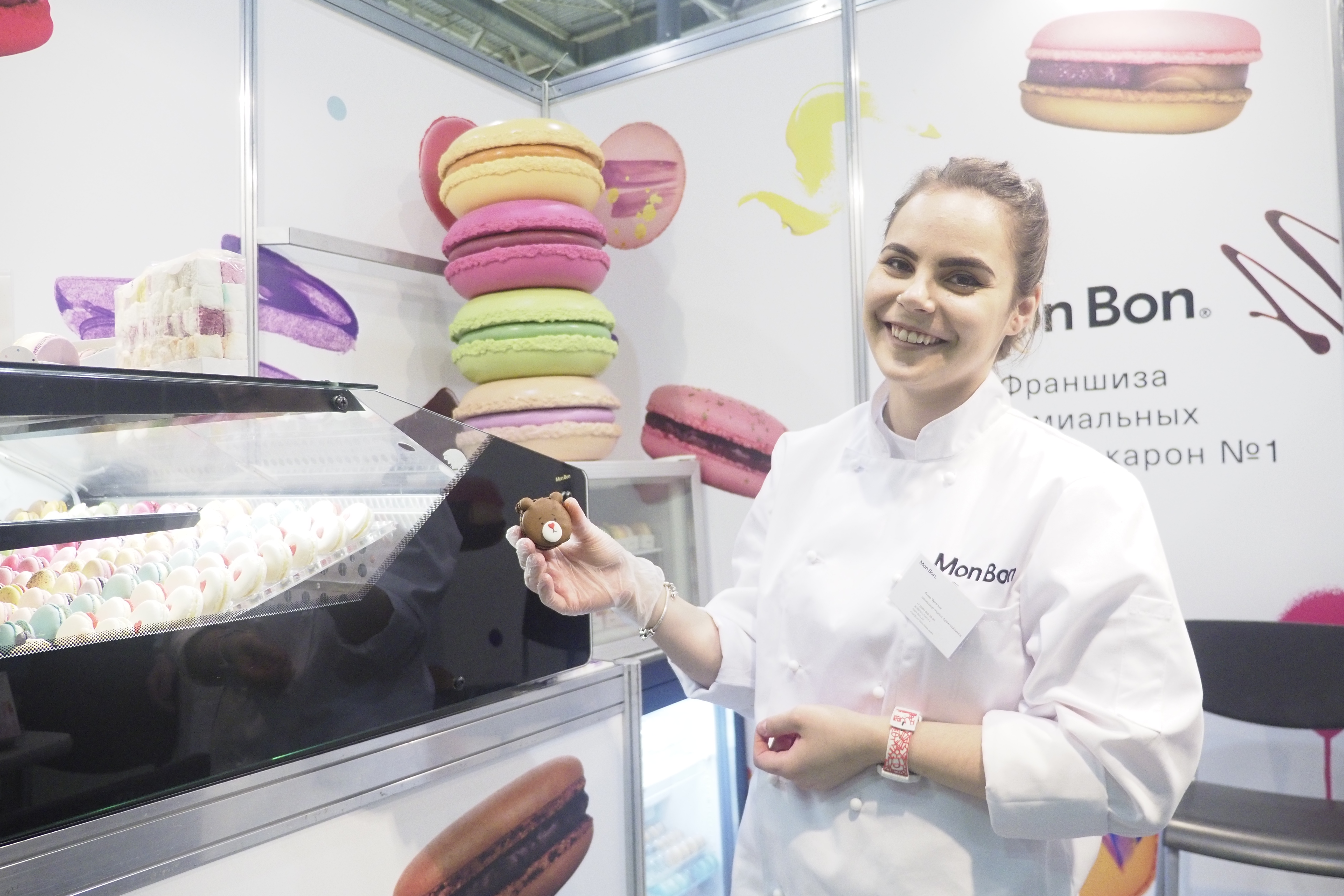 Менеджер отдела франчайзинга кондитерской компании Анна Чулкова демонстрирует продукцию на 11-й международной выставке «Фестиваль франшиз», которая проходила в Москве на ВДНХ  