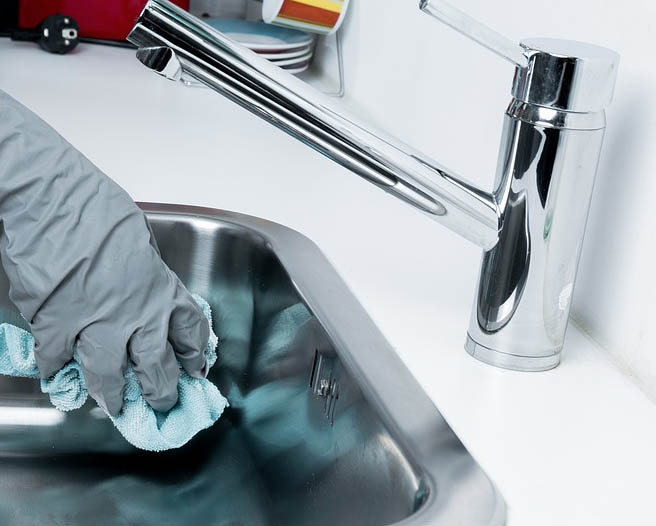 Врач объяснил, как не испортить кожу рук при мытье посуды