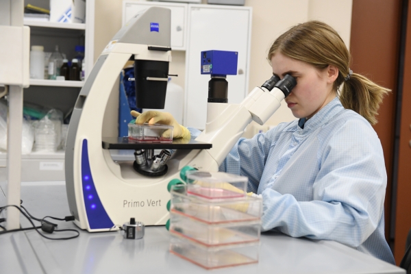 Сотрудница научно-исследовательской лаборатории при Казанском федеральном университете разрабатывает вакцину от коронавируса 