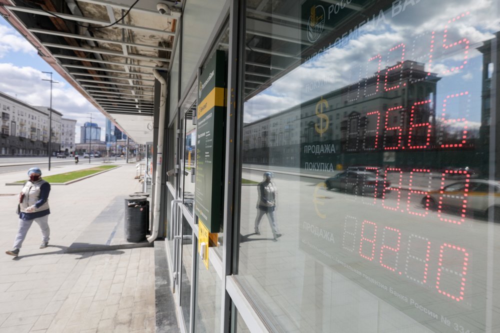 Курс евро вырос до 91,2 рубля, курс доллара снизился до 75,6 рубля