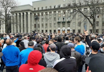 В полдень 20 апреля перед зданием Дома правительства Северной Осетии на площади Свободы во Владикавказе проводился несогласованный митинг