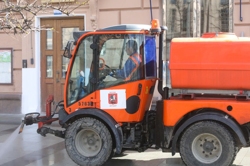 Триста бригад коммунальных служб работают во время непогоды в Москве 