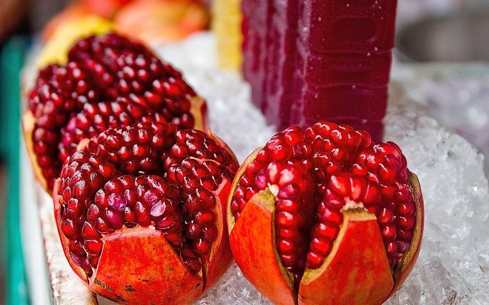 Косточка граната может наградить вас растением удивительной красоты. Гранат прорастает довольно быстро, со временем начнет формироваться деревце