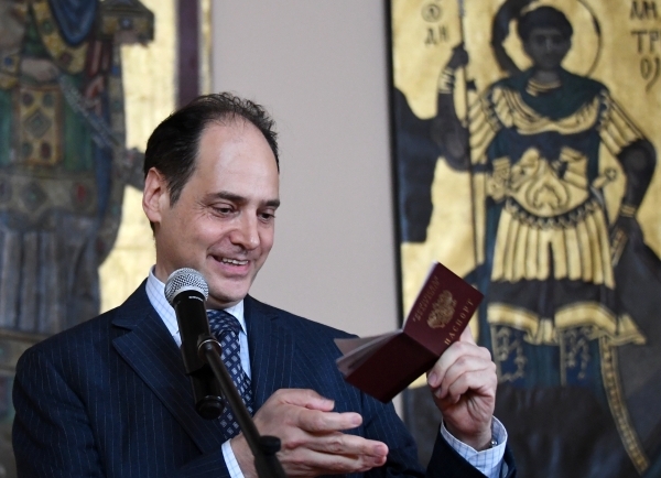 Джулиан Генри Лоуэнфельд получил российский паспорт. Церемония прошла в Историческом музее в присутствии министра культуры Владимира Мединского 