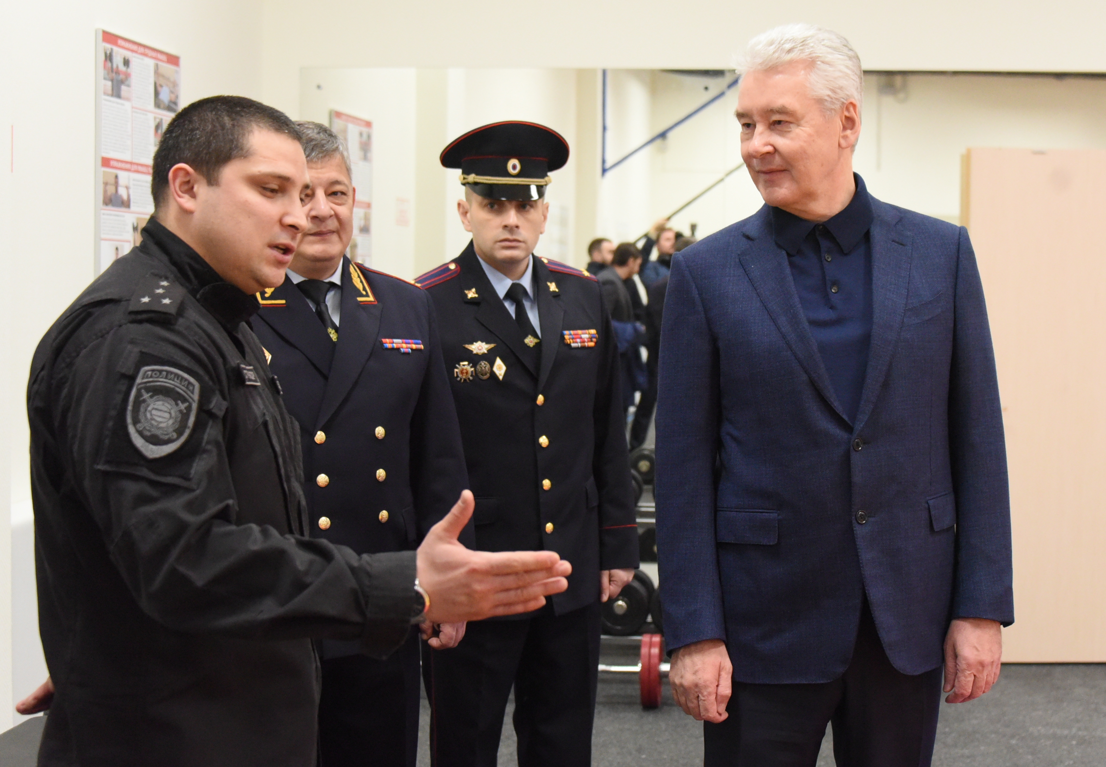 Слева направо: старший инспектор Центра служебной и боевой подготовки УВД по СВАО Руслан Ахмедов, начальник главного управления МВД России по Москве Олег Баранов, начальник ОМВД по району Ростокино Александр Антипов и мэр Москвы Сергей Собянин в новом отделении полиции в Ростокине 