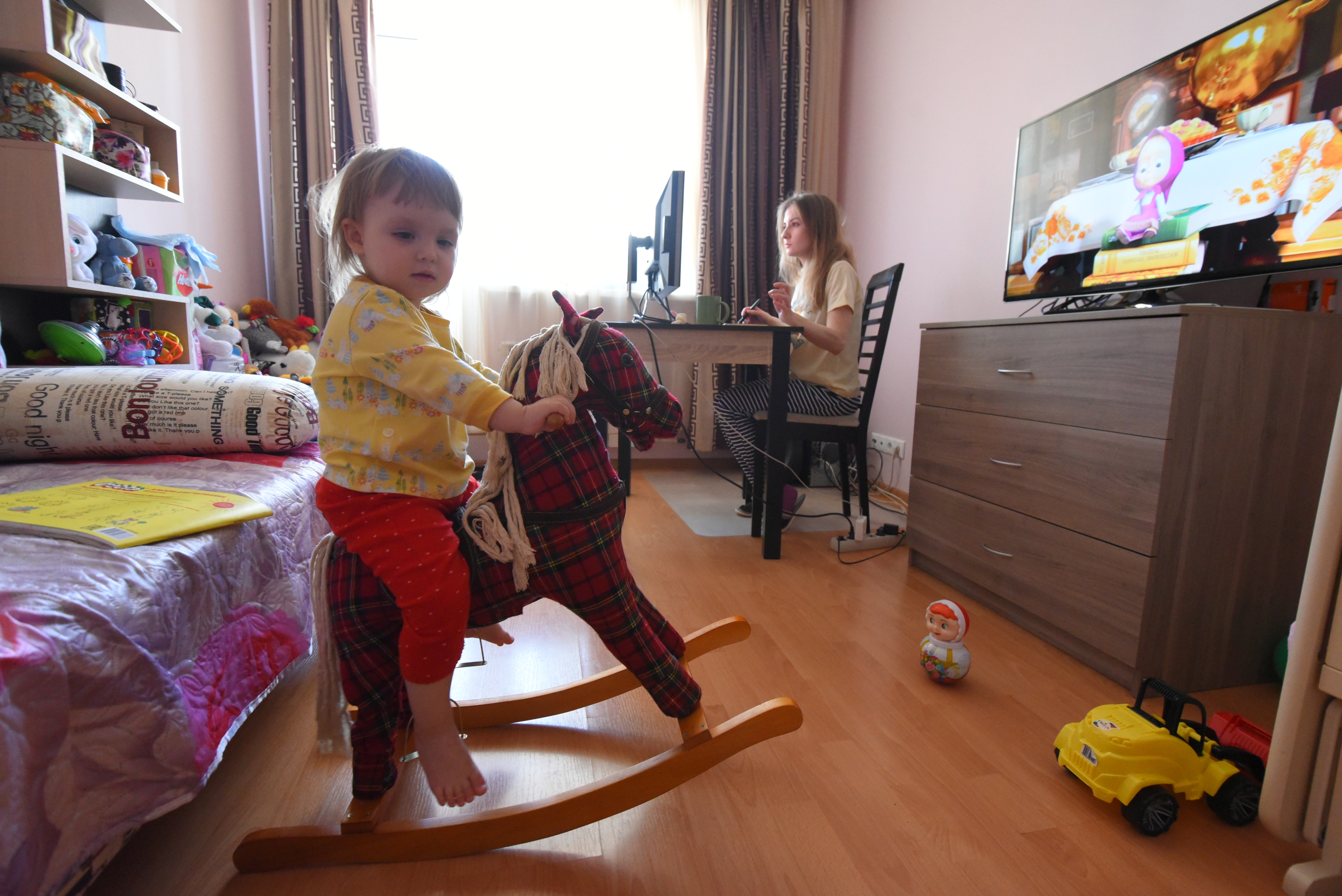 Почти каждый второй россиянин готов уйти в декрет вместо жены