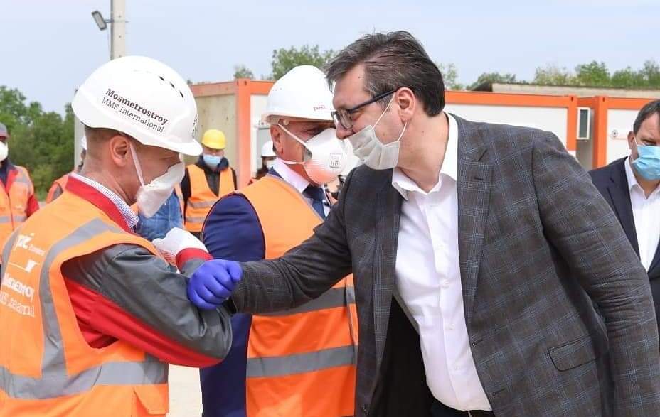 Президент Сербии Александр Вучич (справа) приветствует строителей