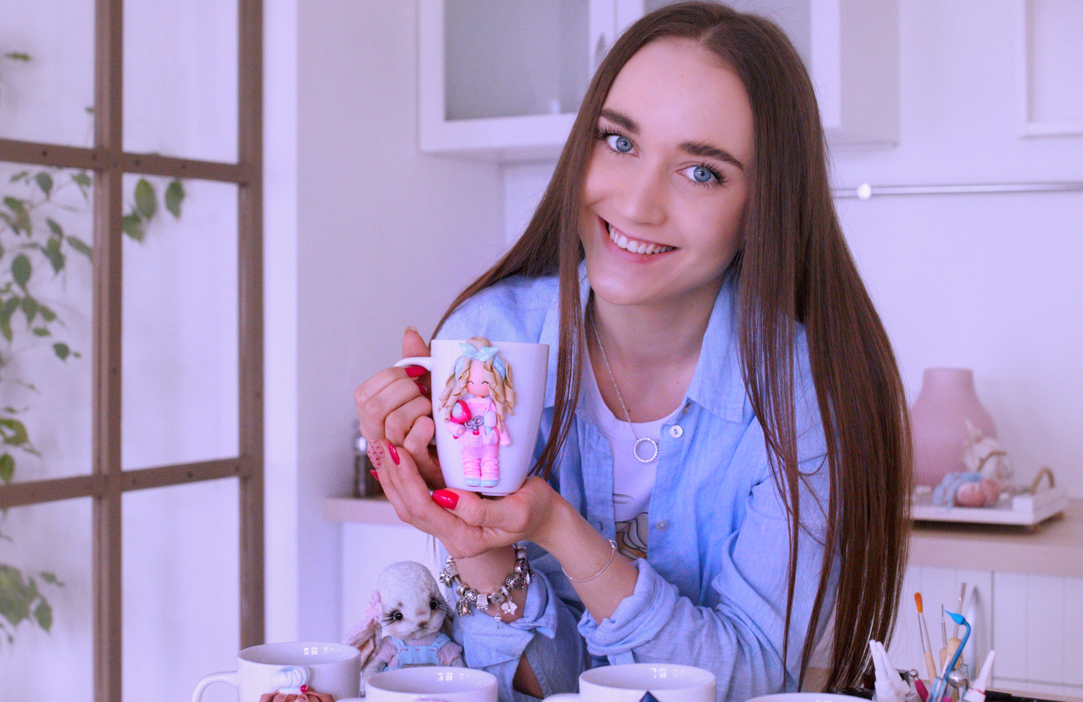 Автор мастер-класса по созданию скульптур из полимерной глины Юлия Кудашова делится с подписчиками секретами декорирования чашек  