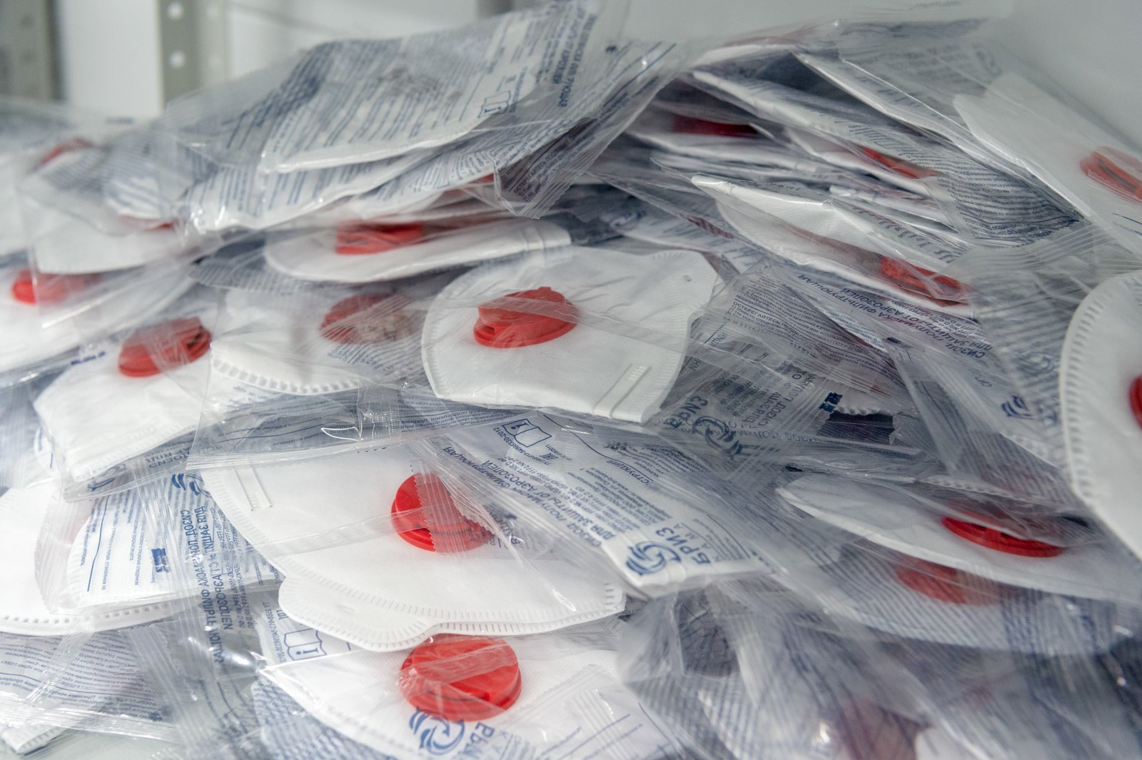 Путин сообщил об увеличении выпуска медицинских масок в России