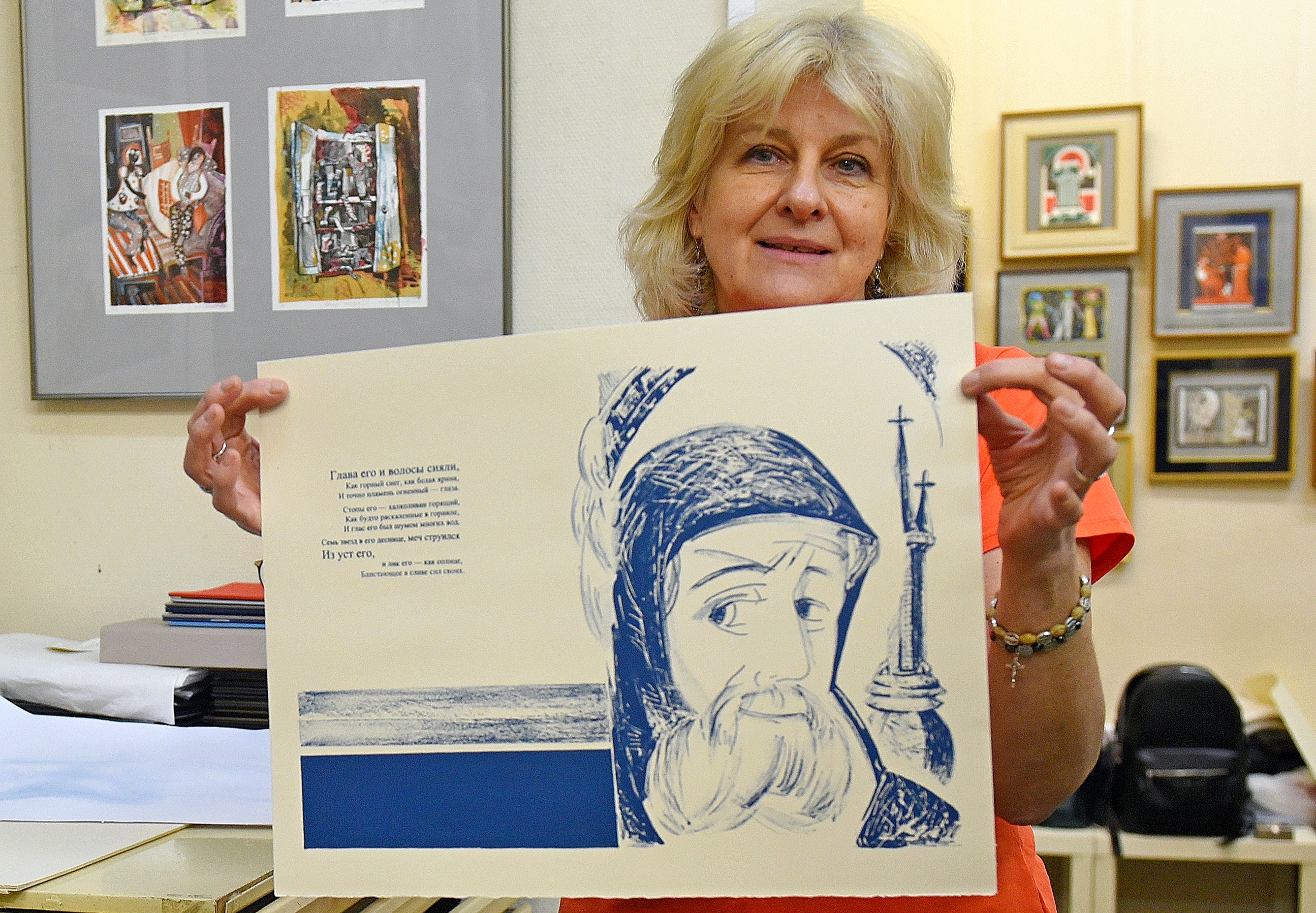Художница из мастерской «Лито» Алена Вершигорова демонстрирует свою работу