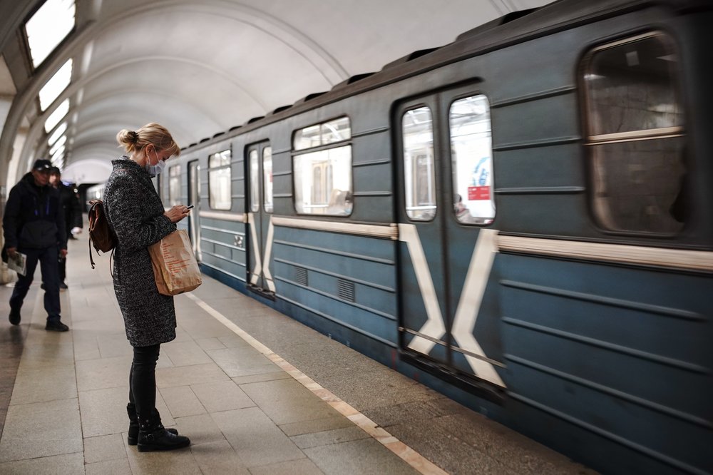 Плакат с призывом отказаться от наличных денег появился в московском метро