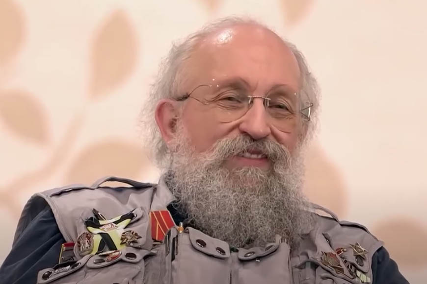 Вассерман показал, что хранит в карманах своего жилета