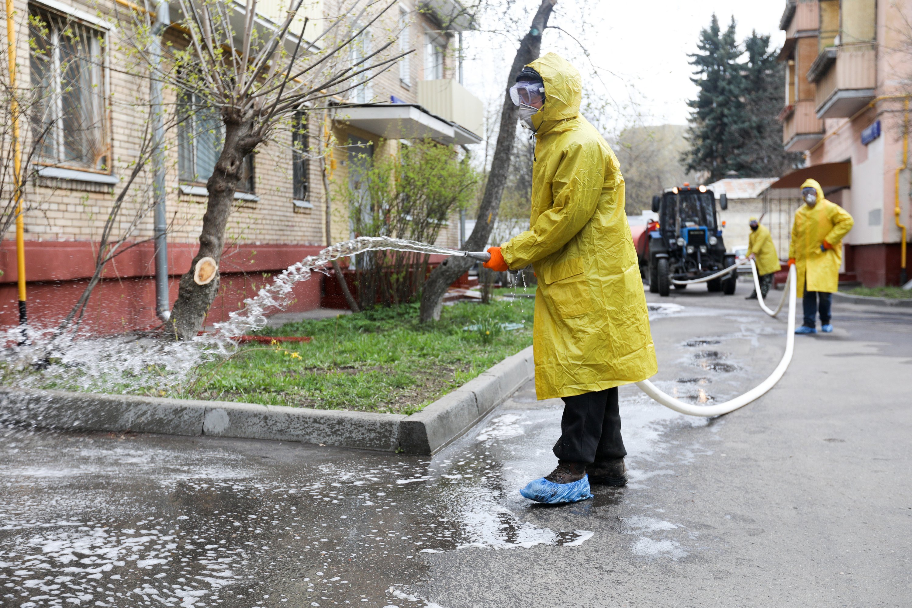 Свыше 300 миллионов квадратных метров дорог обработают в Москве