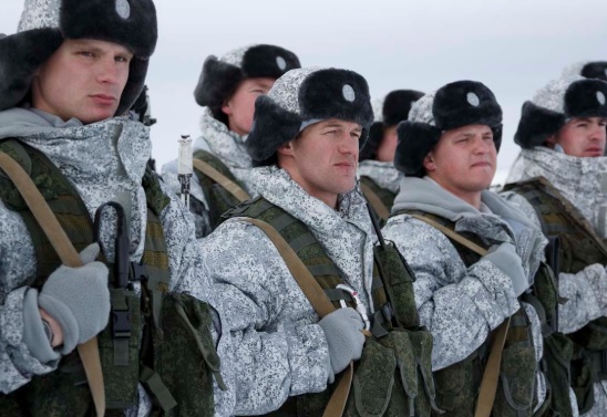 Российские десантники первыми в мире прыгнули с высоты 10 километров в Арктике