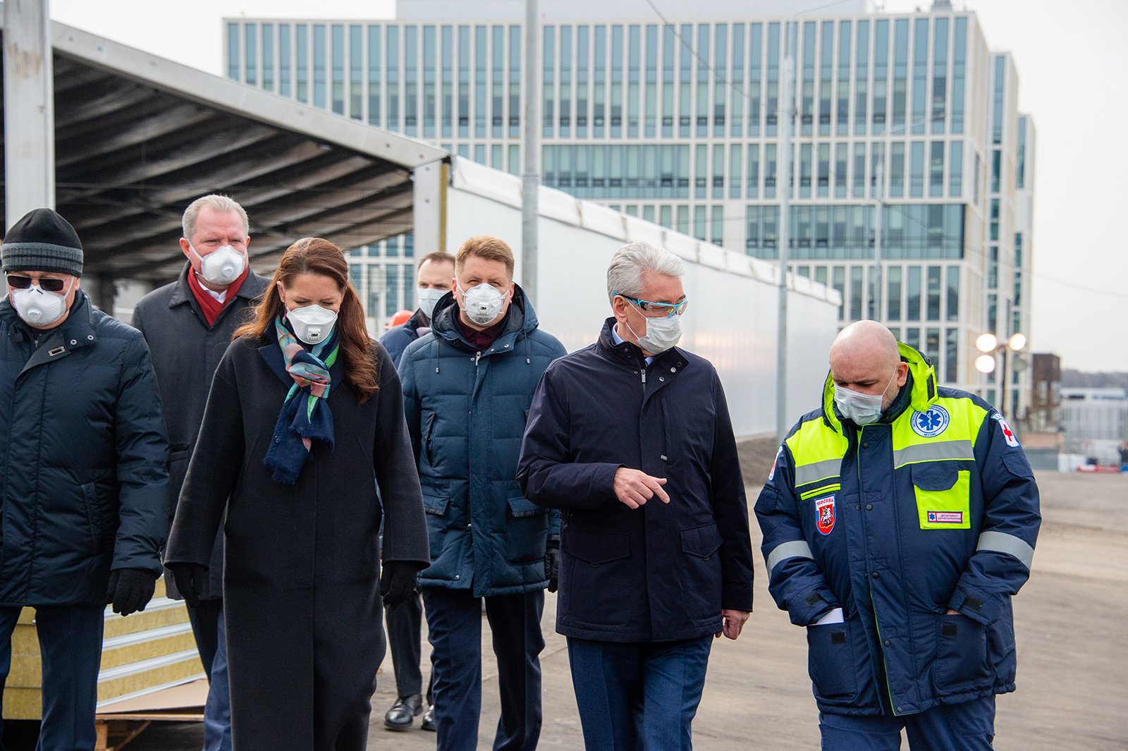 На фото (слева направо): заместитель мэра Москвы по вопросам жилищно-коммунального хозяйства и благоустройства Петр Бирюков, руководитель Департамента здравоохранения Москвы Алексей Хрипун, заместитель мэра Москвы по вопросам социального развития Анастасия Ракова, руководитель Департамента капитального ремонта Москвы Алексей Елисеев, мэр Москвы Сергей Собянин и главный врач больницы № 40 в Коммунарке Денис Проценко на стройке быстровозводимых корпусов для долечивания пациентов с коронавирусом