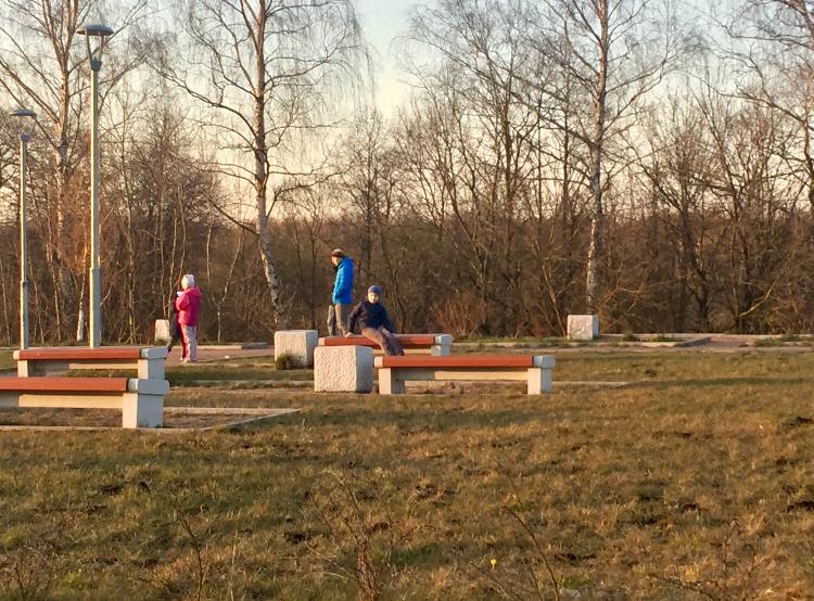 Целые семьи с детьми выходят на прогулку без защитных средств