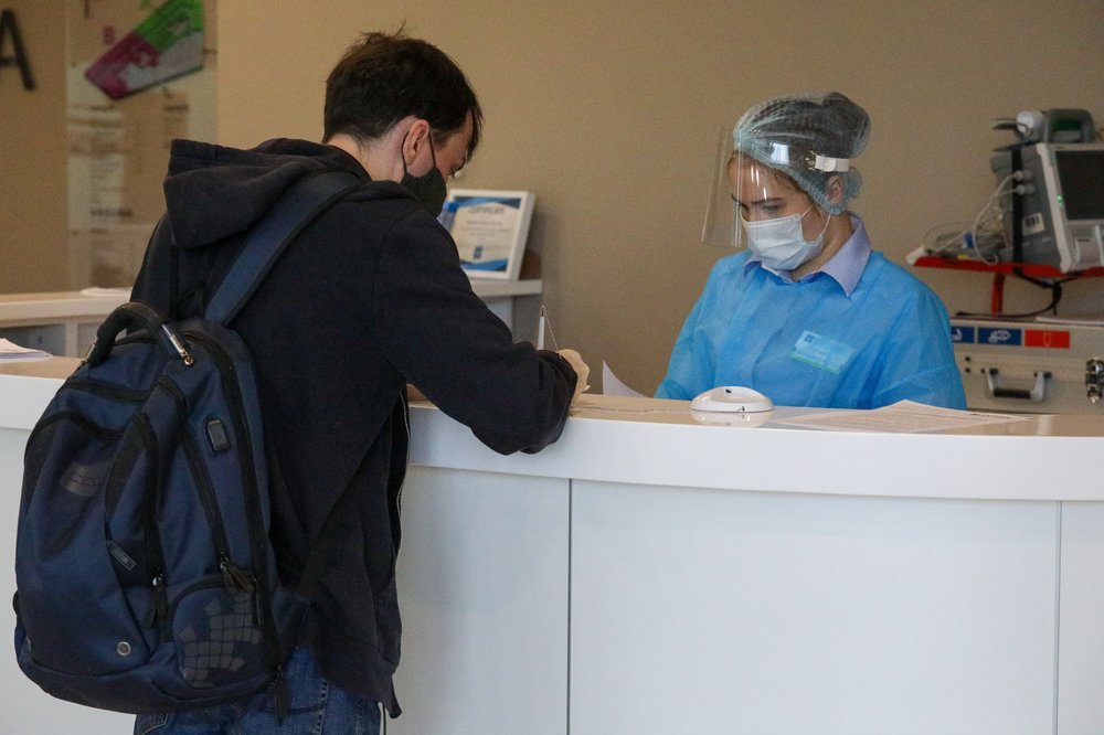 Вирусолог сообщил, что майские праздники определят выход РФ на плато по COVID-19