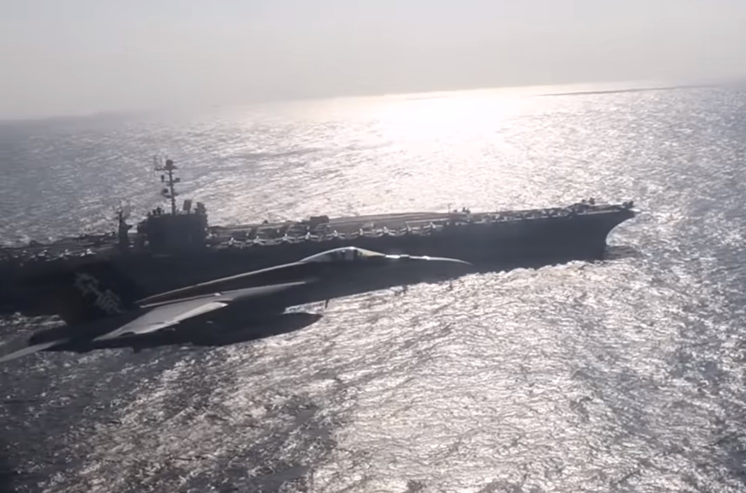 Незаметное приближение самолета ВМС России к авианосцу США попало на видео
