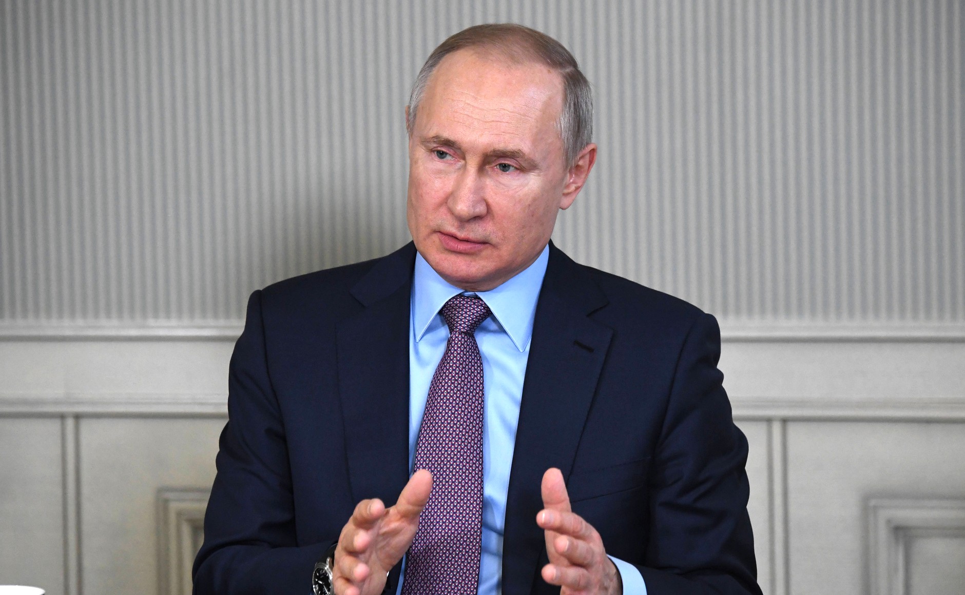 Президент РФ заявил о необходимости поощрения соцработников
