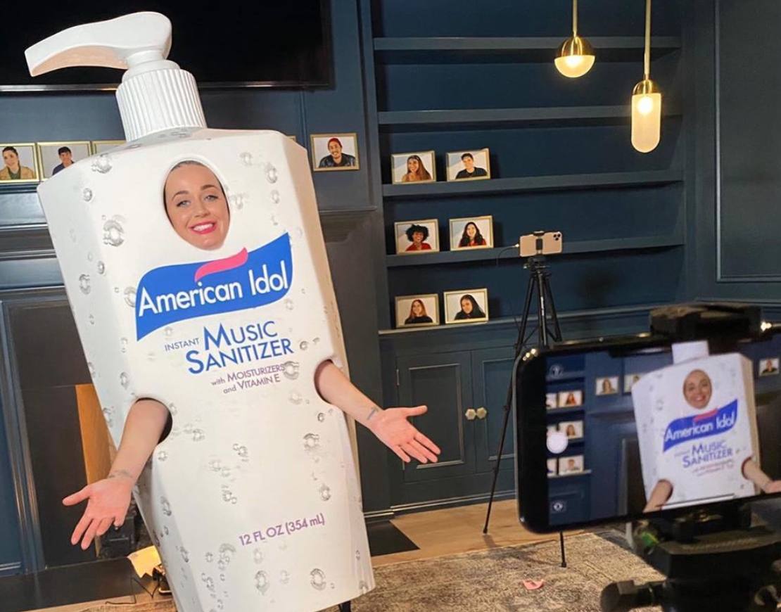 Певица Кэти Перри предстала перед фанатами в костюме санитайзера