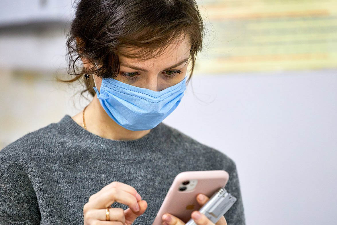 «Ожоги слизистой и проникновение вируса»: названы главные ошибки при ношении медицинских масок