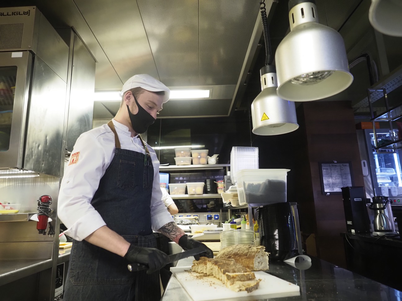 Мэр Москвы заявил, что открывать рестораны в городе пока рано