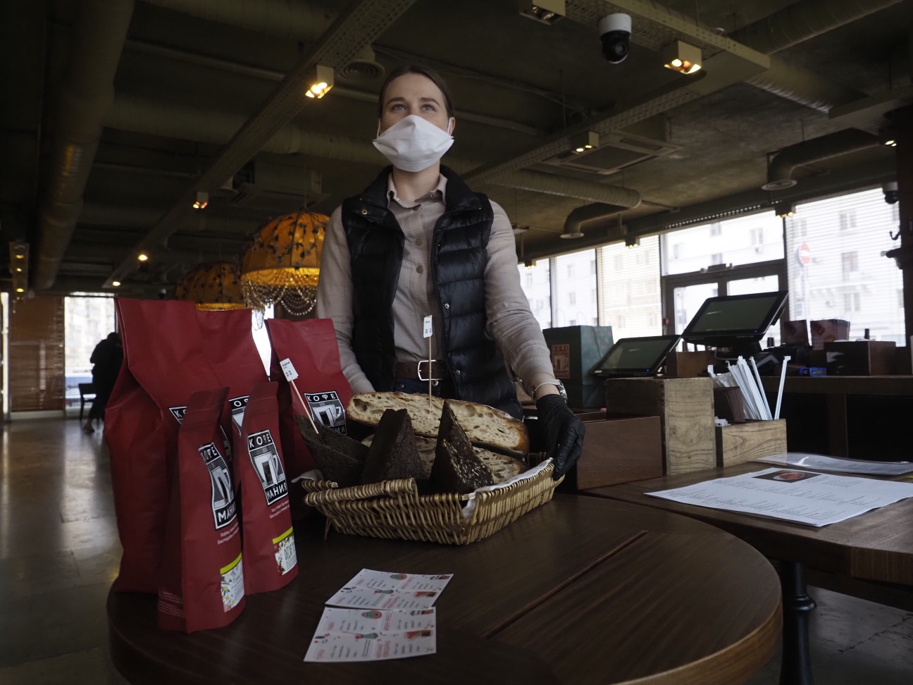 Ресторанам запретят включать в чек сумму чаевых