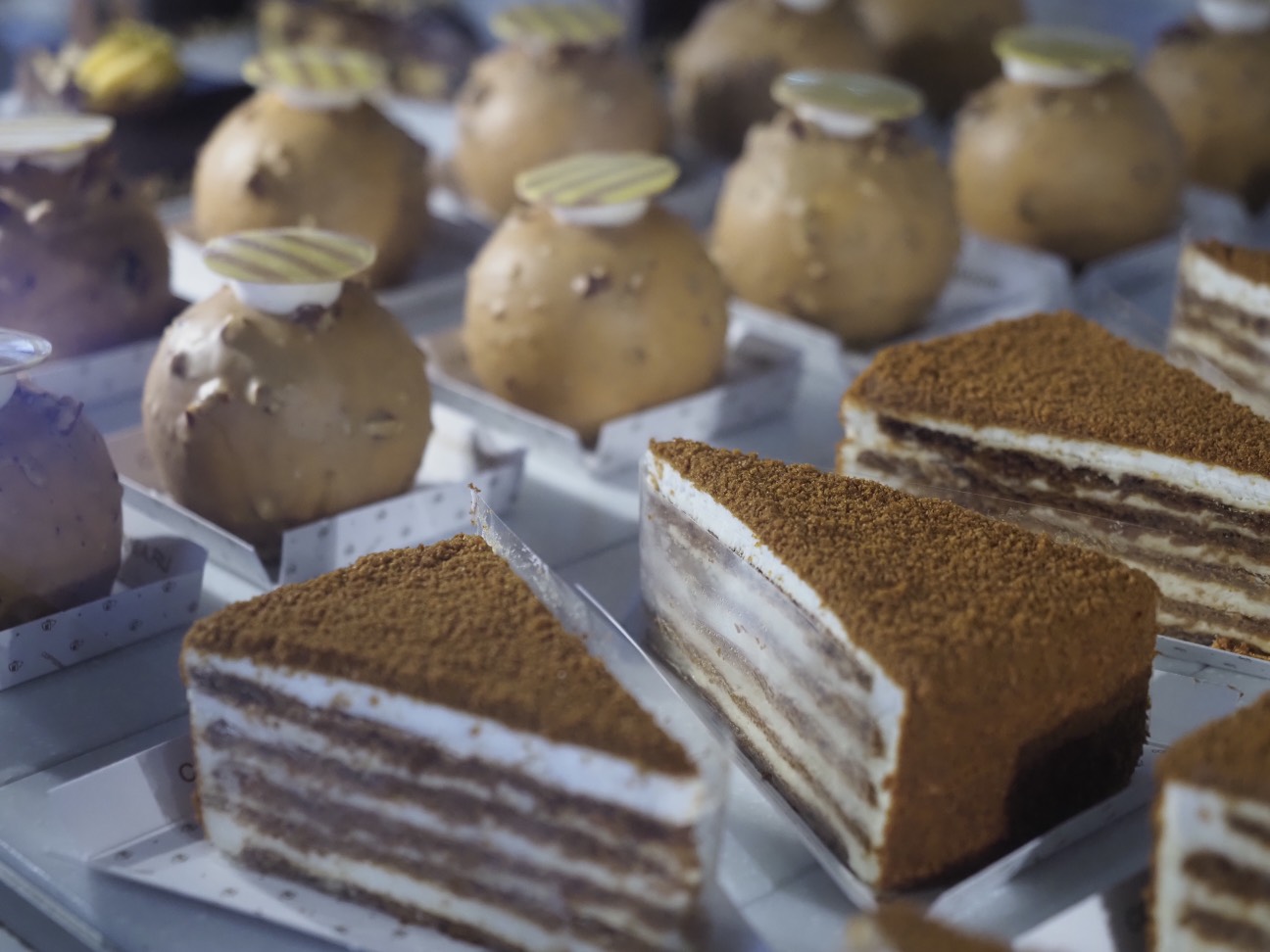 Вирусолог объяснил, можно ли заразиться коронавирусом через посуду или еду