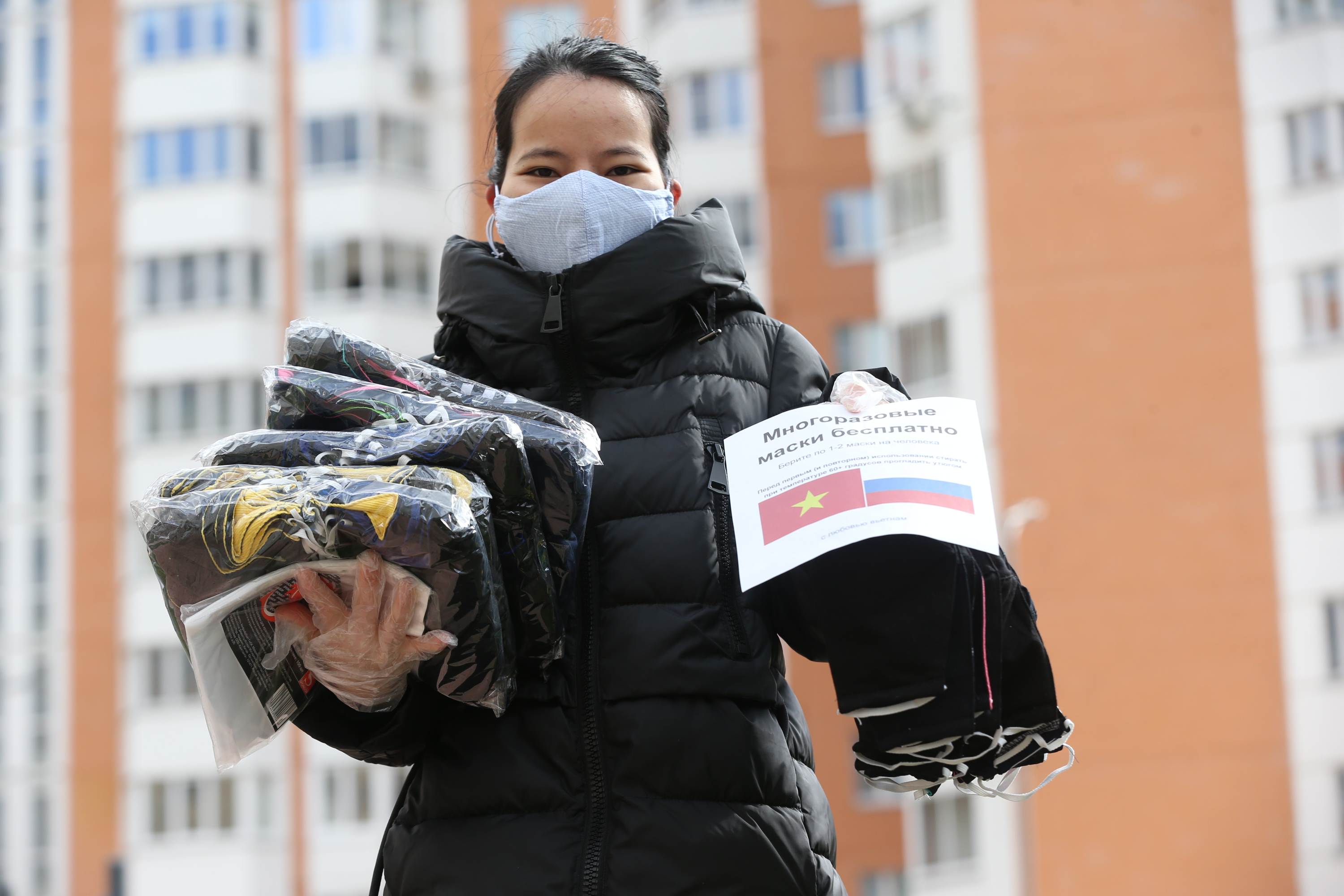 Жительница столицы Минь Тхуи Динь показывает маски, которые сшила для москвичей. Их она бесплатно раздает своим соседям и всем желающим