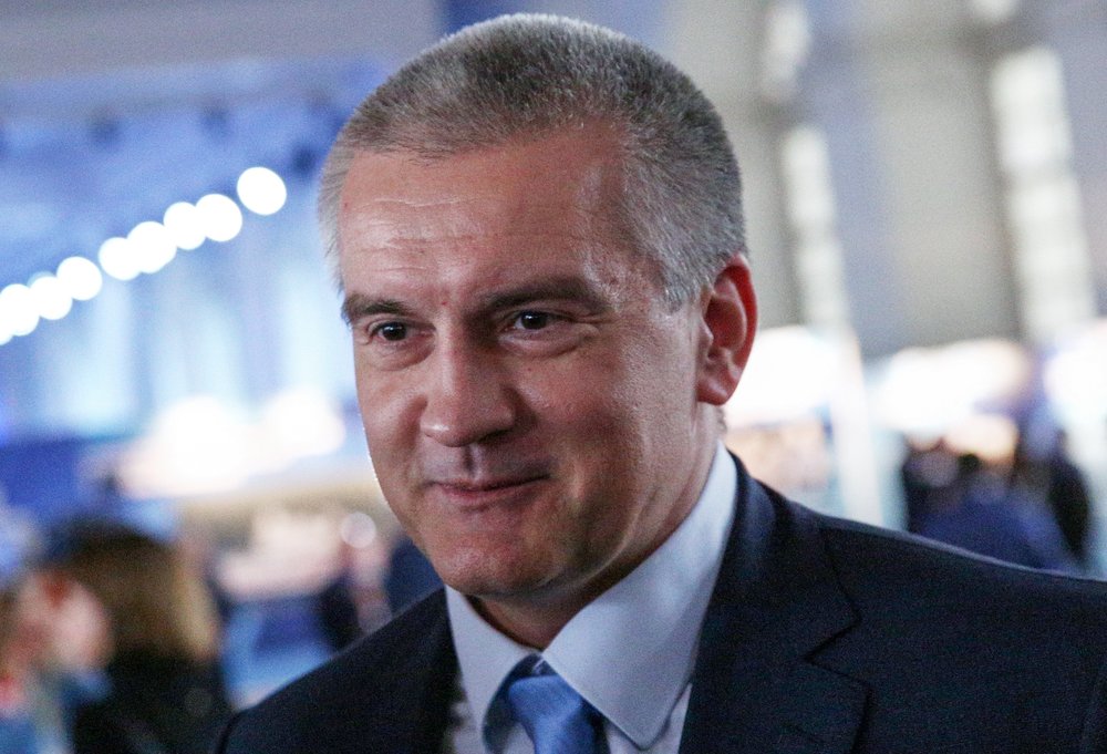 Глава полуострова напомнил, что в настоящее время на территории республики действуют рекомендуемый режим самоизоляции и обязательный масочный режим в общественных местах