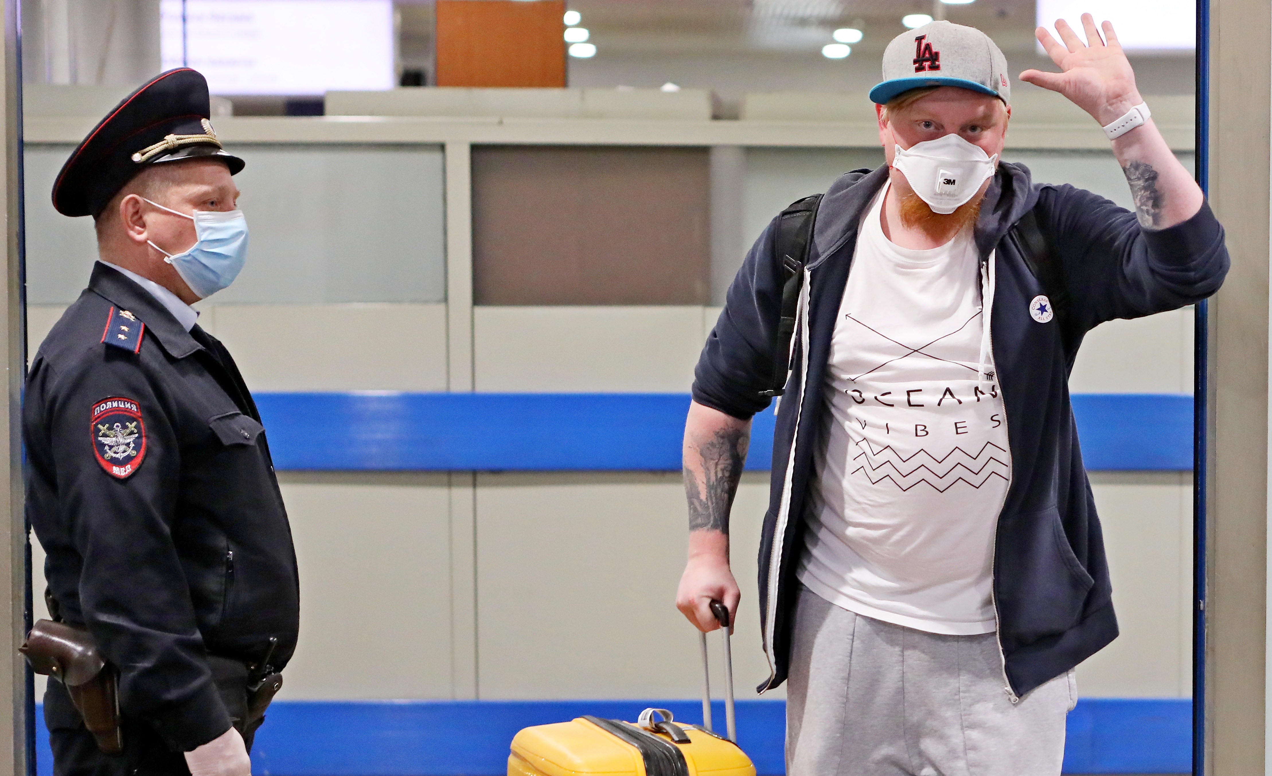 Михаил Ермолин вместе с другими жителями столицы прилетел из Тель-Авива в аэропорт Шереметьево. Молодой человек был явно в хорошем расположении духа, он поприветствовал всех встречающих 