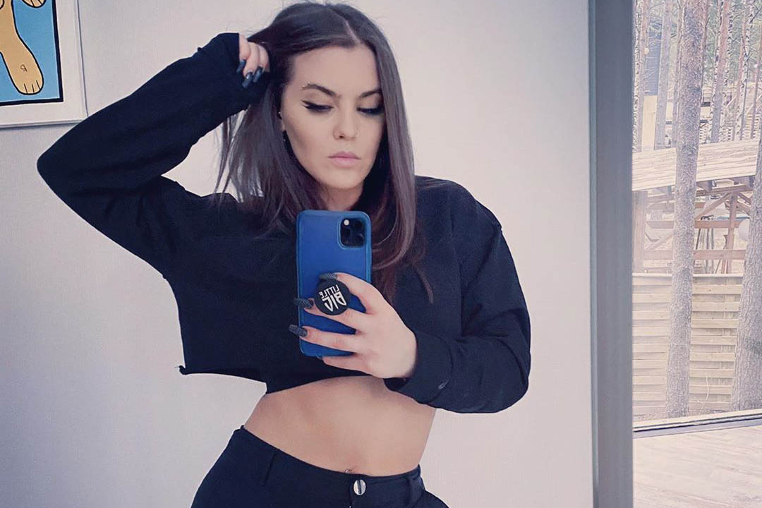 «Была пампушкой»: бабушка солистки Little Big раскрыла вес певицы в детстве