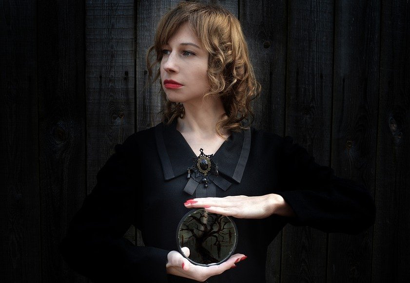 Поверья гласят, что в эту ночь на горных вершинах происходят дикие шабаши — нечисть развлекается 