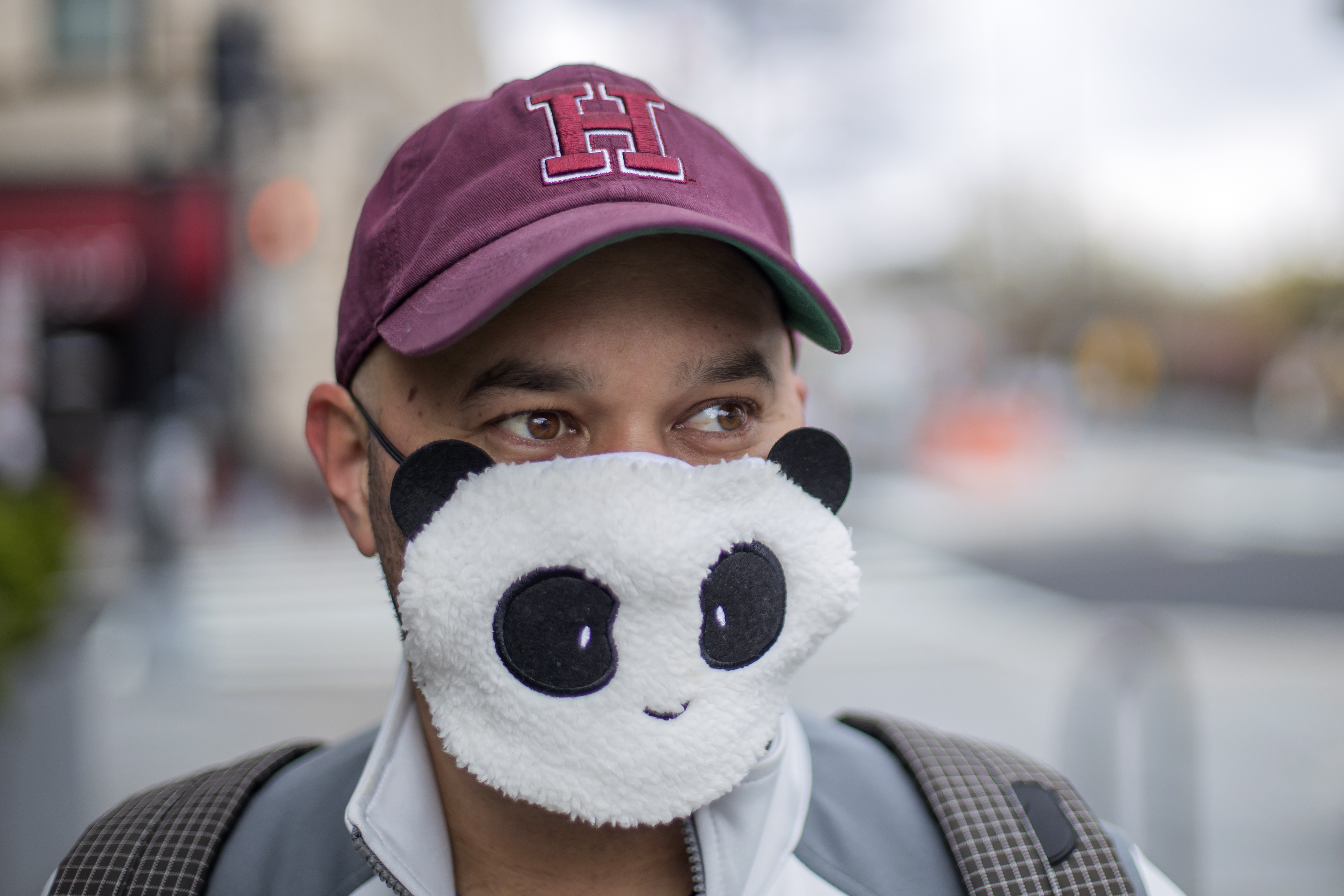 Москвич Михаил Нестеров предпочитает оригинальные маски