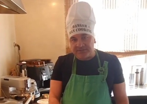 Фоменко отмечает, самый важный ингредиент — приобретенная в количестве 25 ящиков тушенка