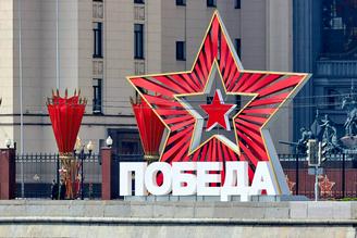 Участницу парада Победы, не покинувшую строй из-за слетевшей туфли, наградят