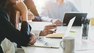 Россиянам напомнили о сокращенной рабочей неделе