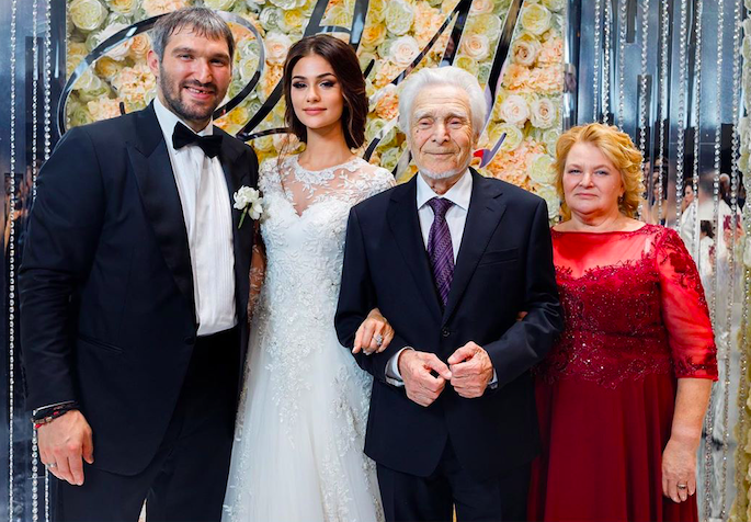 Жена Овечкина рассказала о смерти своего дедушки от коронавируса