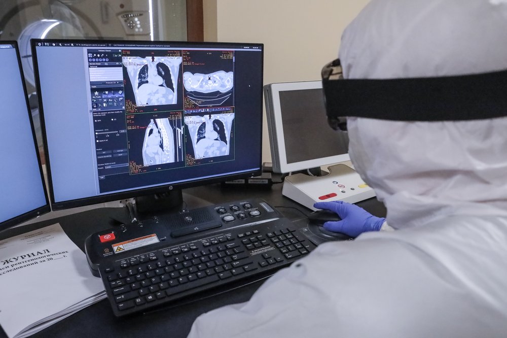 Иммунолог назвала отличия между обычной пневмонией и COVID-19