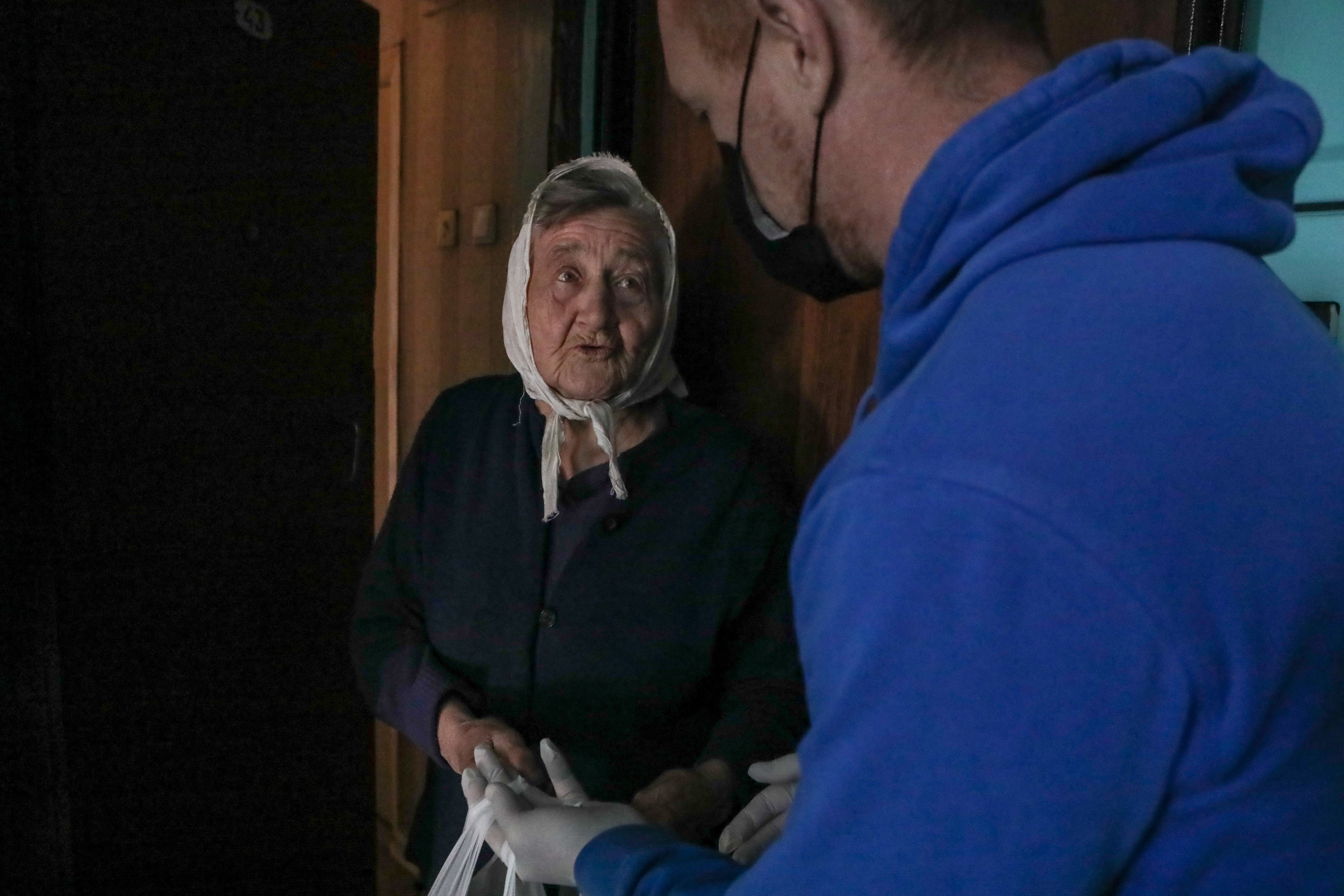 Столичные соцработники доставят открытки ветеранам ко Дню Победы