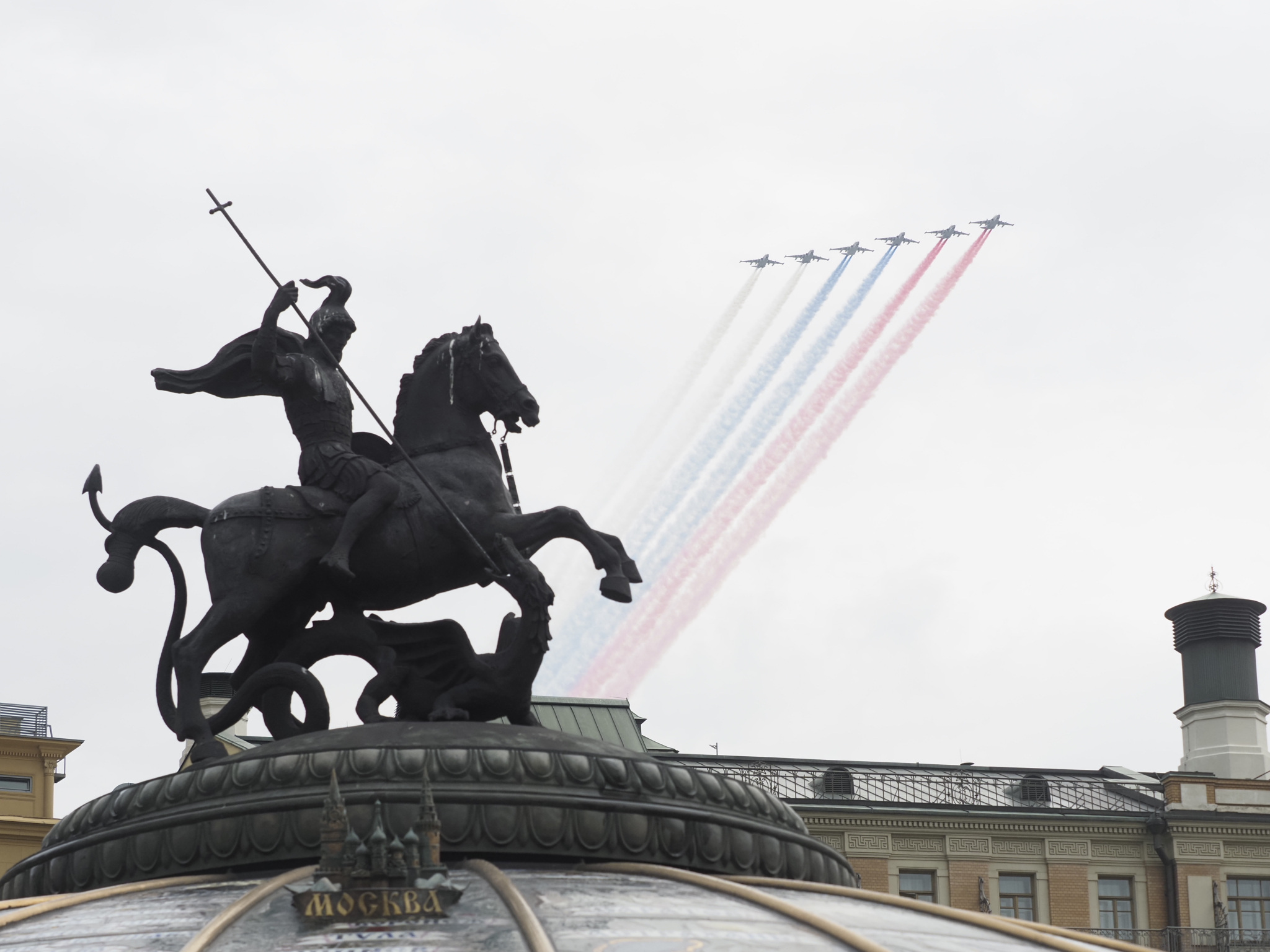 Столичные власти разъяснили ситуацию с разгоном облаков к 9 Мая