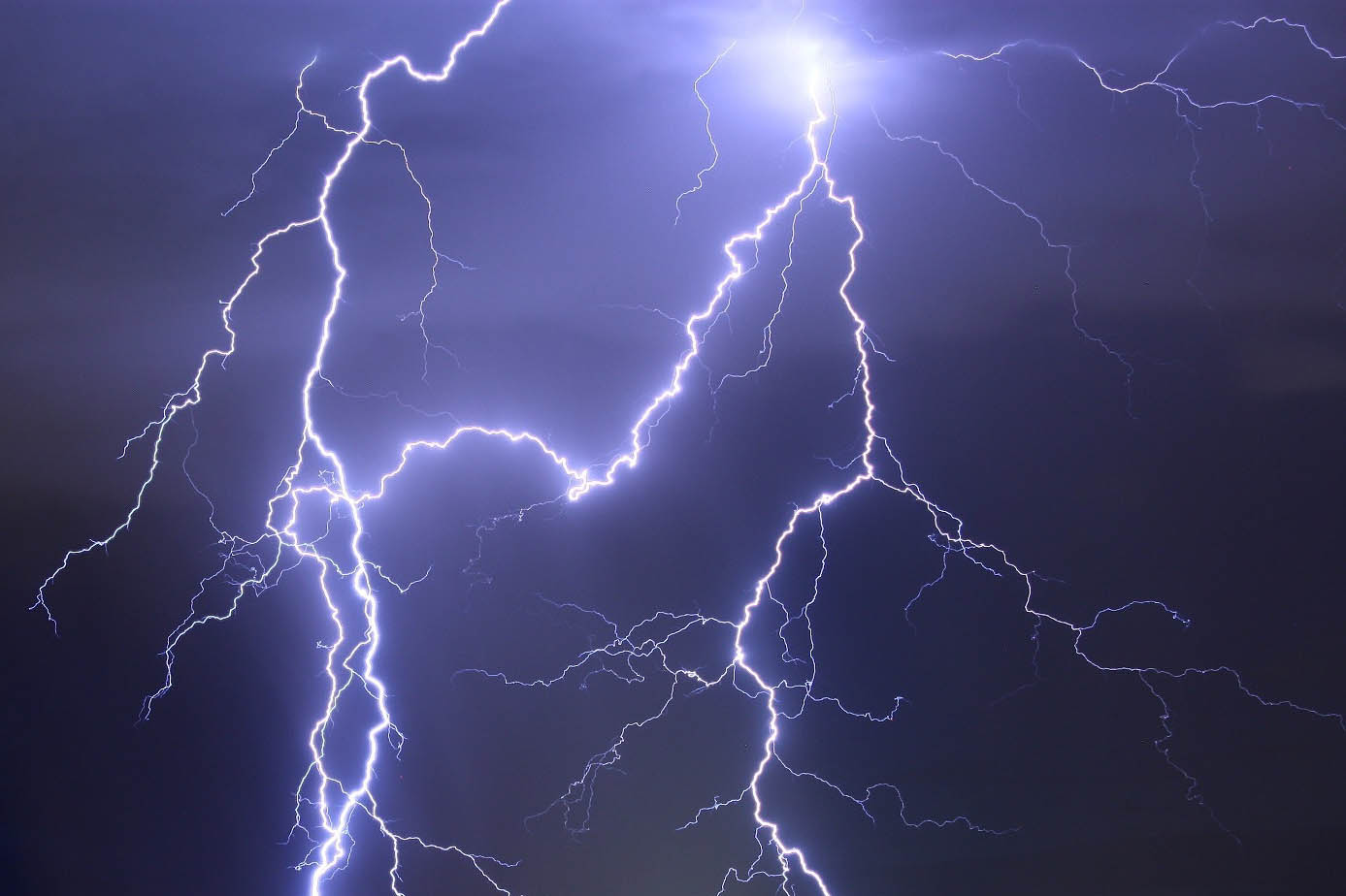 Около 70 тысяч жителей Омска остались без газа из-за удара молнии